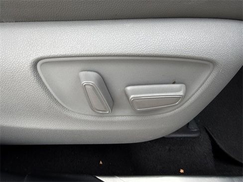 Used 2020 Toyota Highlander XLE image 31