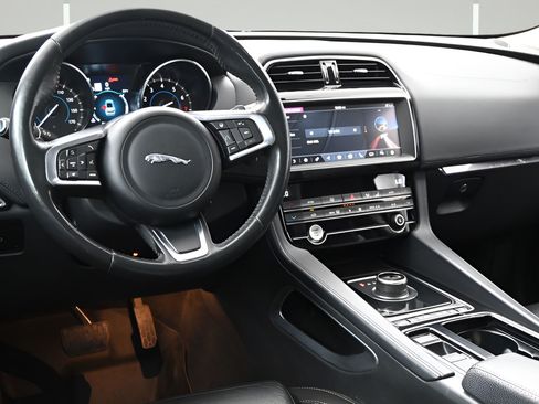 Used 2020 Jaguar F-PACE Prestige AWD/4WD image 7