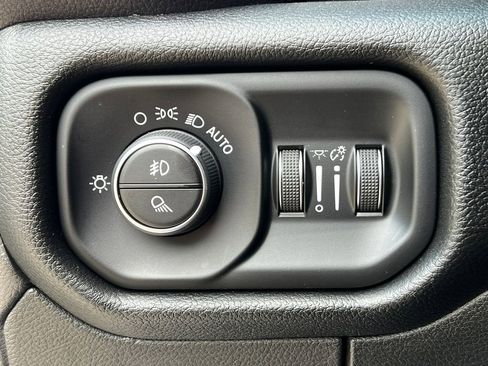 Used 2019 RAM 1500 Laramie AWD/4WD image 22