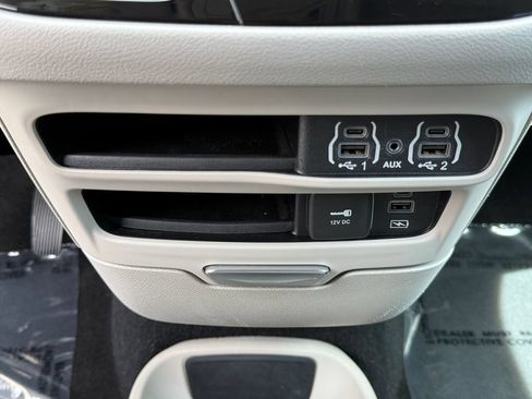 Used 2022 Chrysler Pacifica Touring-L FWD image 20