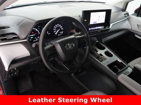 Certified 2025 Toyota Sienna LE image 13