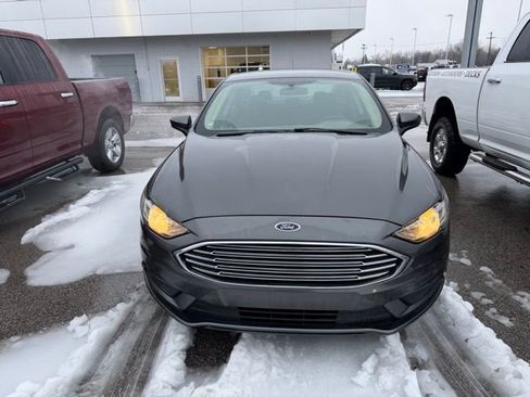 Used 2018 Ford Fusion SE w/ Fusion SE Technology Package image 2