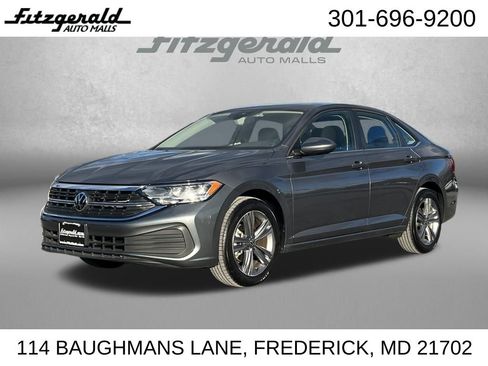 Used 2024 Volkswagen Jetta SE image 2