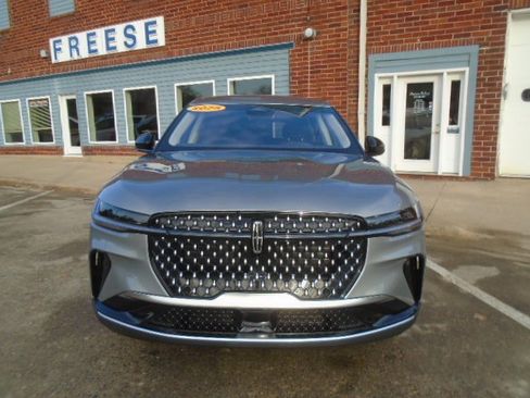 Used 2025 Lincoln Nautilus Premier image 13