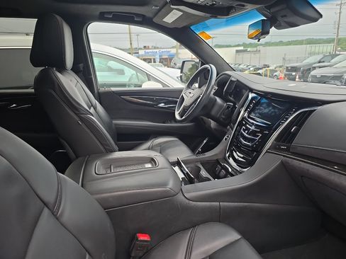 Used 2017 Cadillac Escalade Platinum AWD/4WD image 7