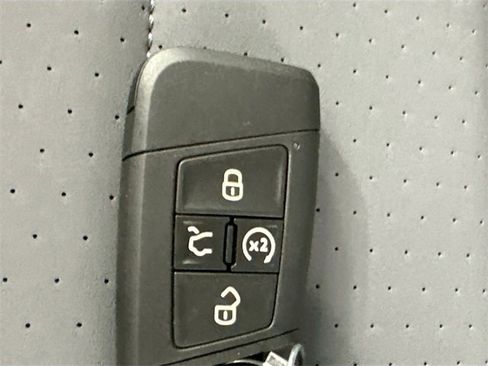 Used 2025 Volkswagen Jetta SE w/ Black Wheel Package image 17