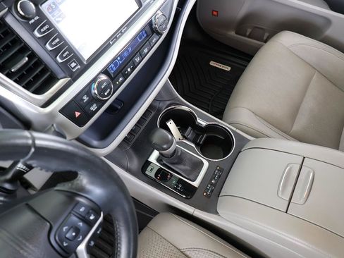 Used 2017 Toyota Highlander Limited FWD image 42