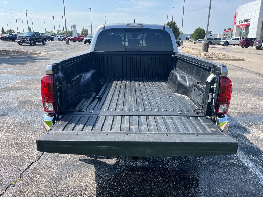 Used 2018 Toyota Tacoma SR5 w/ Four Season Floor Mat Package AWD/4WD image 5