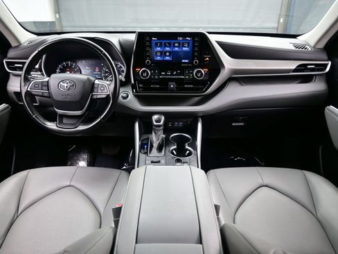 Used 2022 Toyota Highlander XLE AWD/4WD image 17