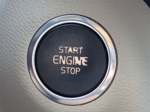 Used 2019 Volvo XC40 T5 Momentum image 30