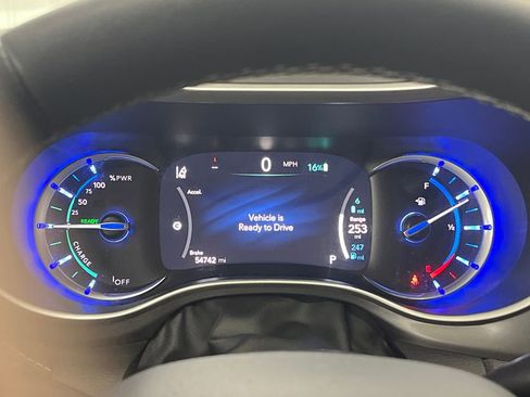 Used 2024 Chrysler Pacifica Select image 21