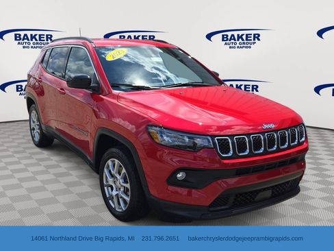 Used 2023 Jeep Compass Latitude AWD/4WD image 1
