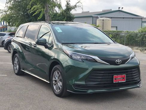 Certified 2026 Toyota Sienna LE FWD image 7