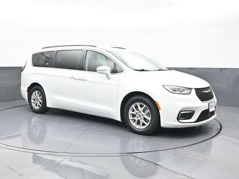 Used 2022 Chrysler Pacifica Touring-L FWD image 18