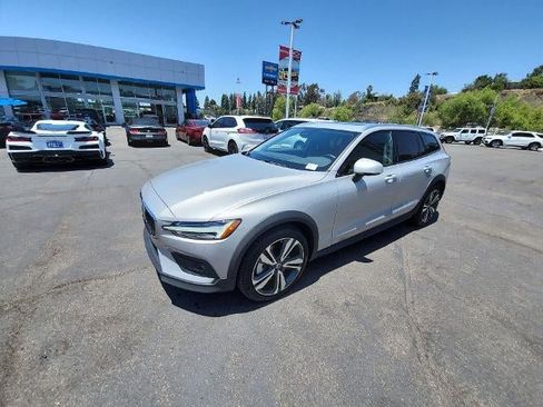 Used 2025 Volvo V60 B5 Cross Country Plus AWD/4WD image 4