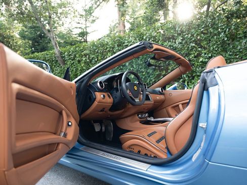 Used 2010 Ferrari California RWD image 31
