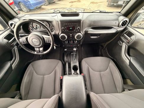 Used 2015 Jeep Wrangler Unlimited Sahara w/ Connectivity Group image 27