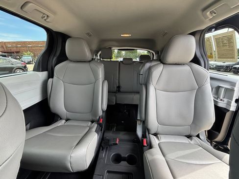 Used 2025 Toyota Sienna XLE FWD image 39
