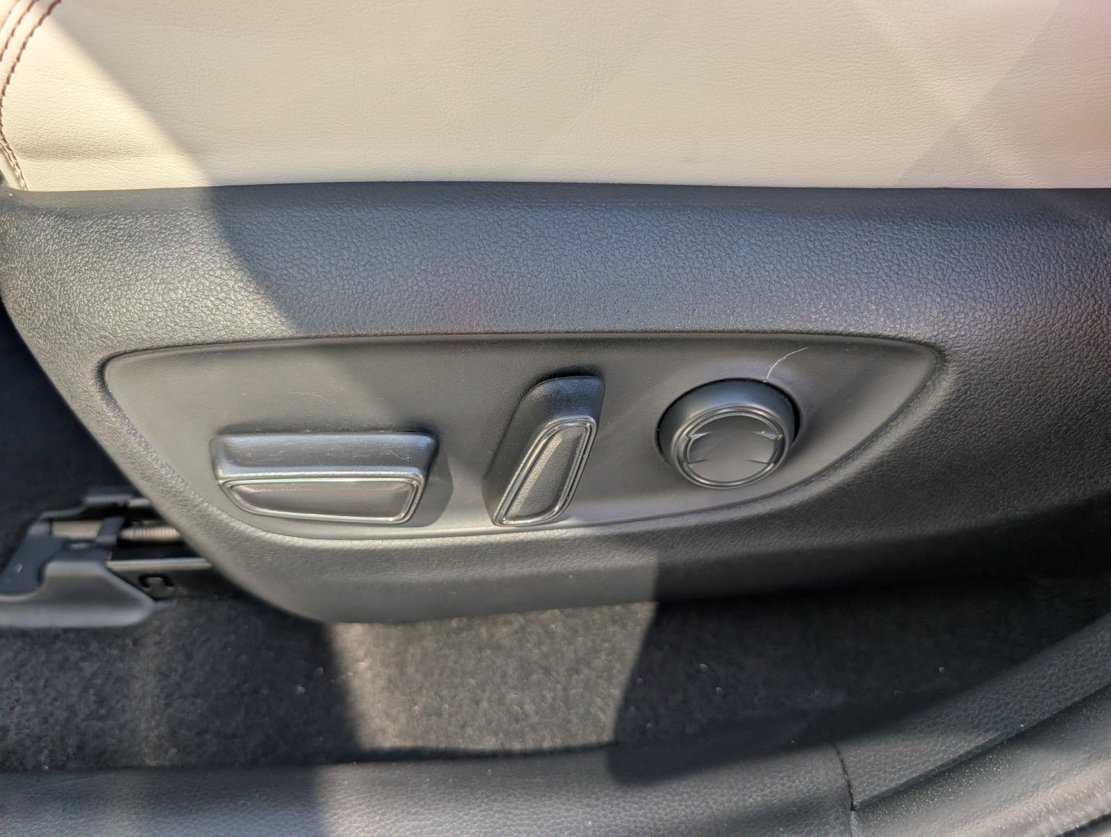 Used 2020 Toyota RAV4 XLE Premium FWD image 15
