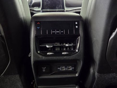 Used 2023 Jeep Grand Cherokee L Laredo image 32