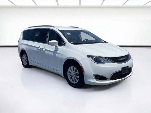 Used 2018 Chrysler Pacifica Touring-L FWD image 3
