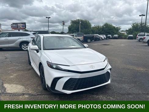 Used 2025 Toyota Camry SE FWD image 1