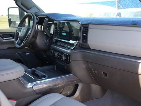 Used 2025 Chevrolet Silverado 3500 LTZ w/ LTZ Convenience Package AWD/4WD image 18