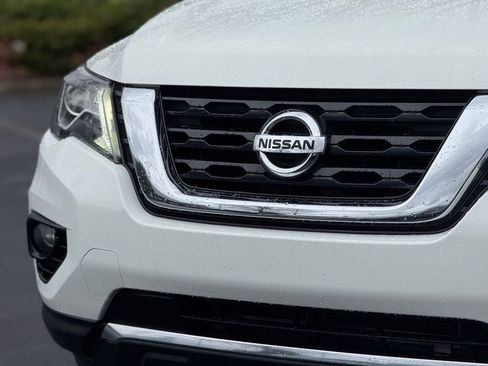 Used 2017 Nissan Pathfinder SV image 10