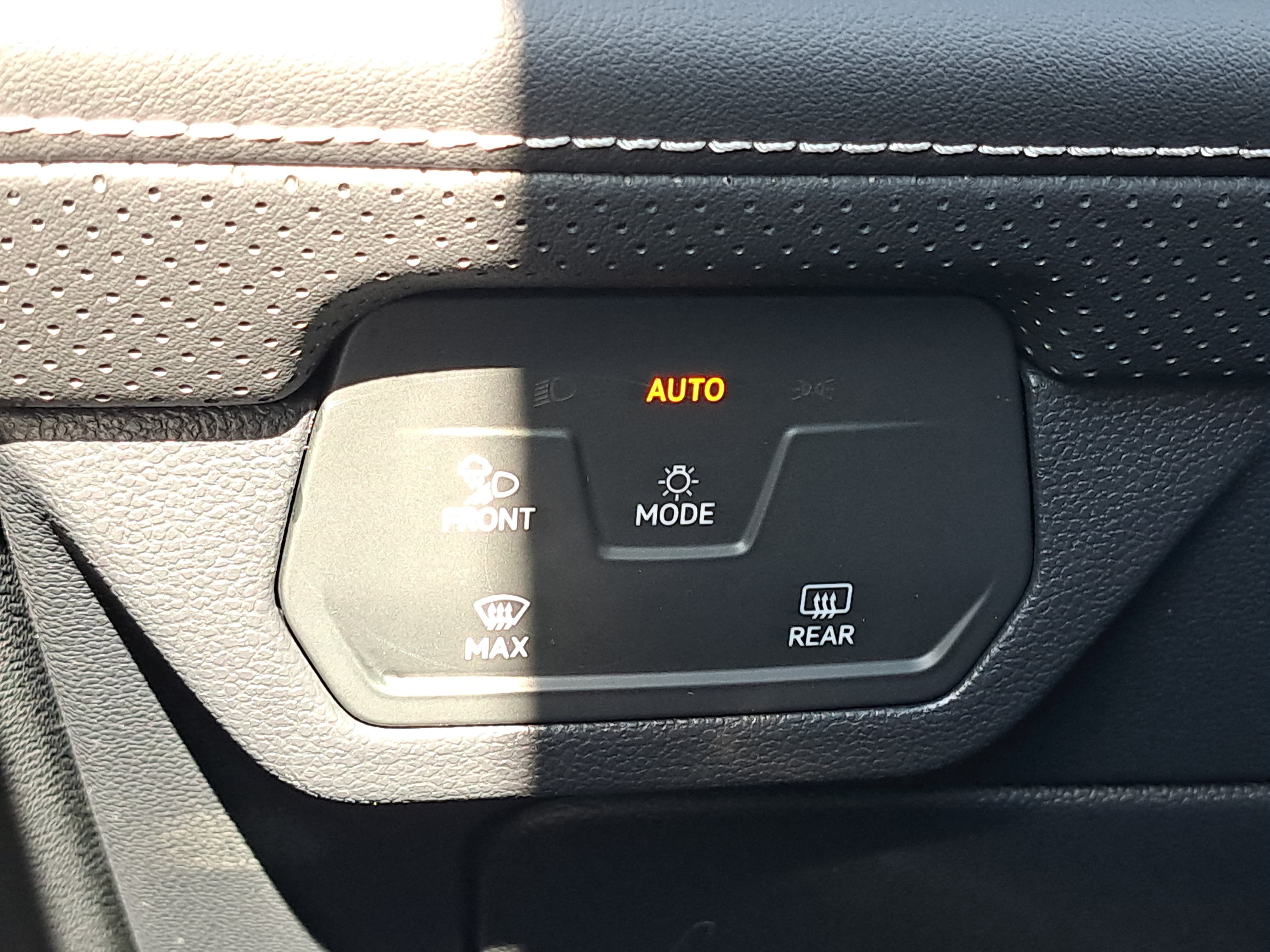 Used 2026 Volkswagen Atlas SE w/ Panoramic Sunroof Package FWD image 28