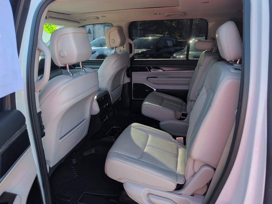 Used 2024 Jeep Wagoneer Series II w/ Premium Group I AWD/4WD image 9