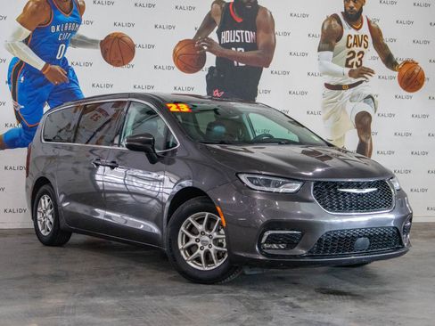 Used 2023 Chrysler Pacifica Touring-L FWD image 2