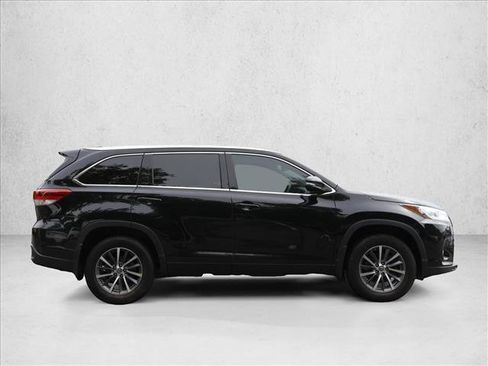 Used 2018 Toyota Highlander XLE AWD/4WD image 4