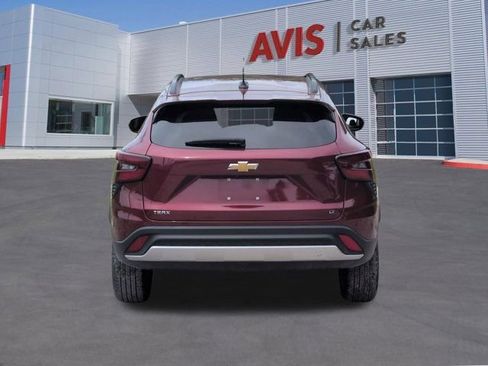 Used 2025 Chevrolet Trax LT w/ LT Convenience Package FWD image 7
