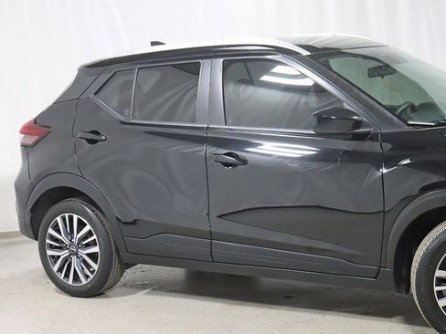 Used 2022 Nissan Kicks SV image 3