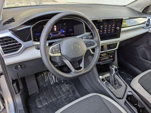 Certified 2025 Volkswagen Taos SE image 9