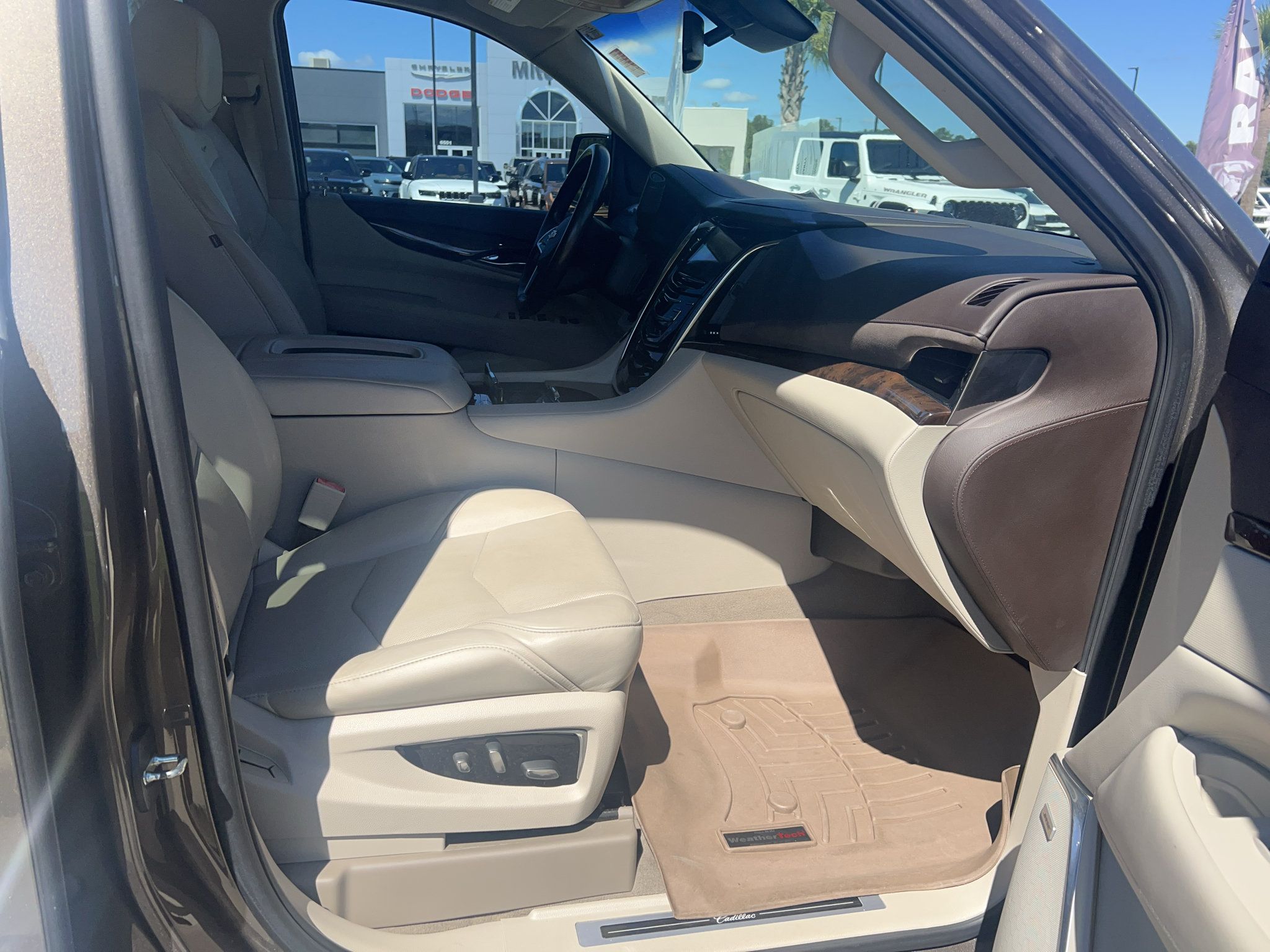 Used 2016 Cadillac Escalade Premium RWD image 17
