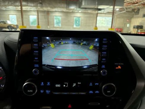 Used 2022 Toyota Highlander LE AWD/4WD image 25
