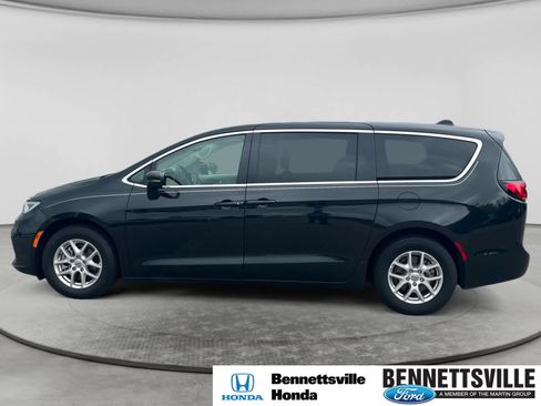 Used 2023 Chrysler Pacifica Touring-L FWD image 8