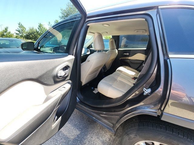 Used 2016 Jeep Cherokee Latitude w/ Cold Weather Group AWD/4WD image 14