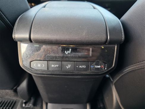 Used 2022 Toyota Highlander XLE image 31