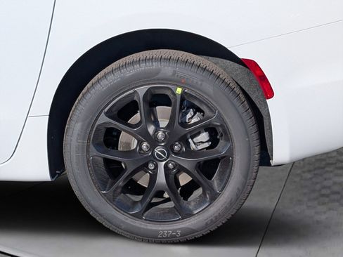 New 2026 Chrysler Pacifica Limited w/ S Appearance Package AWD/4WD image 9