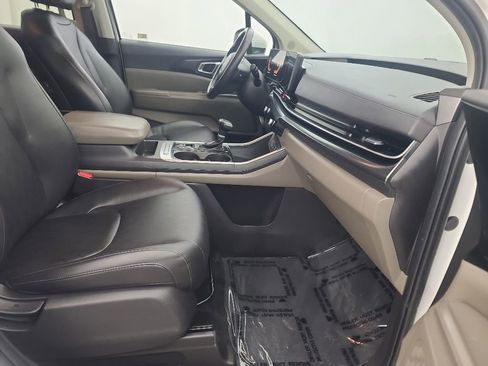Used 2025 Kia Carnival FWD image 14