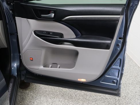 Used 2019 Toyota Highlander Limited FWD image 41