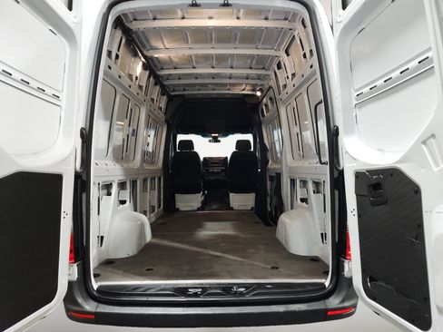 Used 2025 Mercedes-Benz Sprinter 2500 image 13