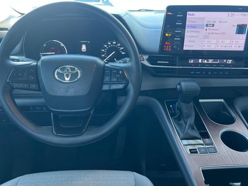 Used 2024 Toyota Sienna LE AWD/4WD image 14