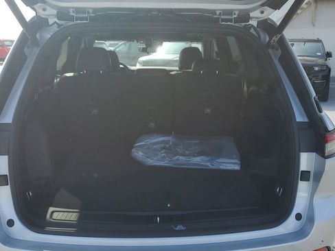 New 2025 Jeep Grand Cherokee Altitude image 9