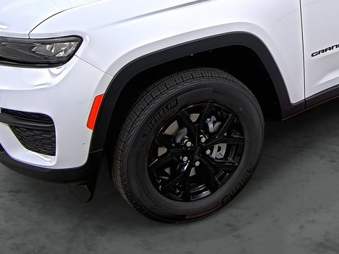 New 2025 Jeep Grand Cherokee Altitude image 7