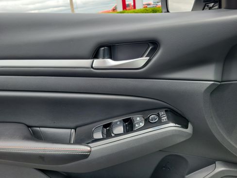 Used 2024 Nissan Altima 2.5 SR w/ SR Premium Package FWD image 17