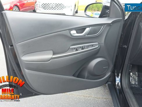 Used 2023 Hyundai Kona Limited FWD image 12