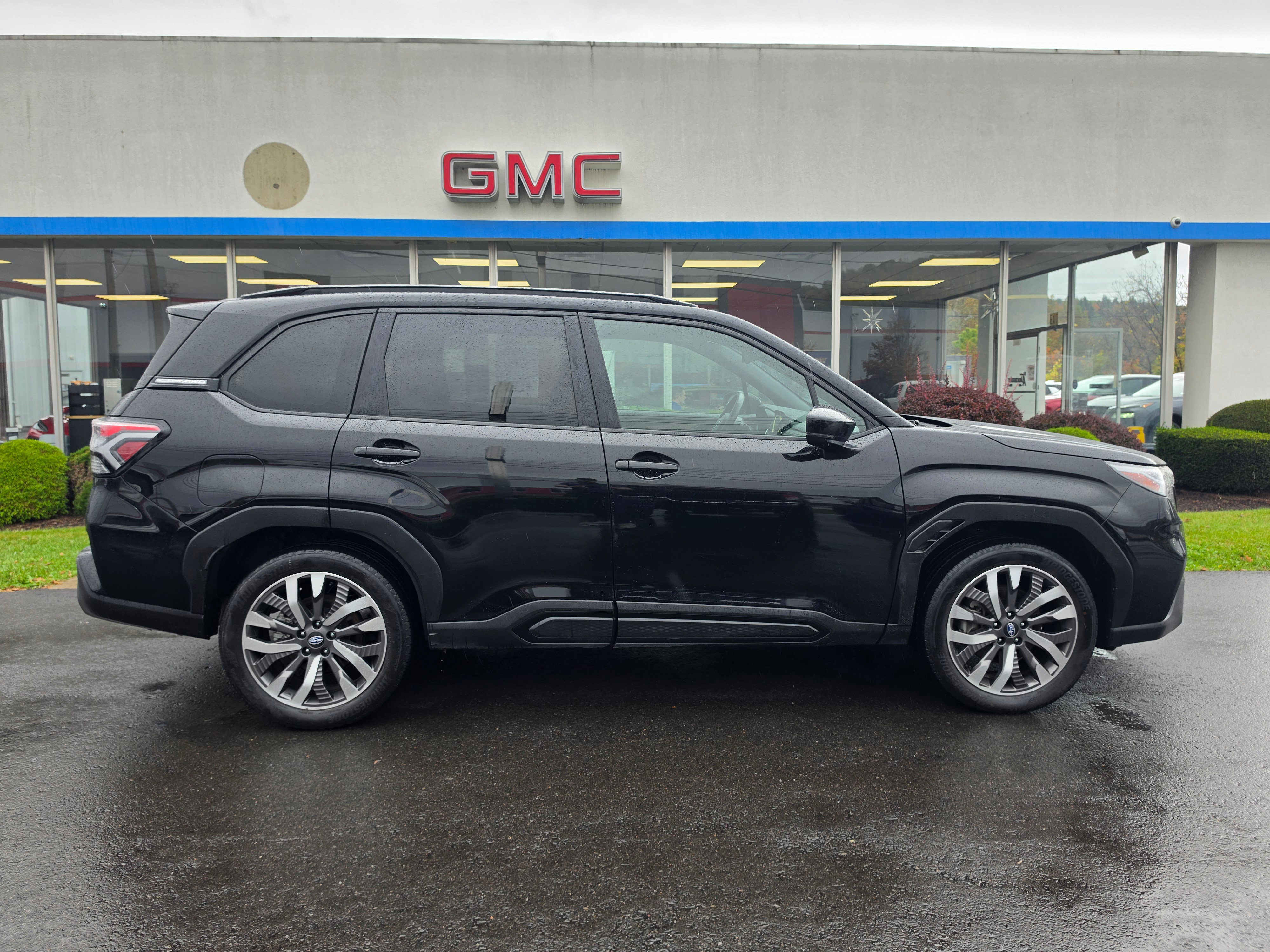 Used 2025 Subaru Forester Touring AWD/4WD image 2